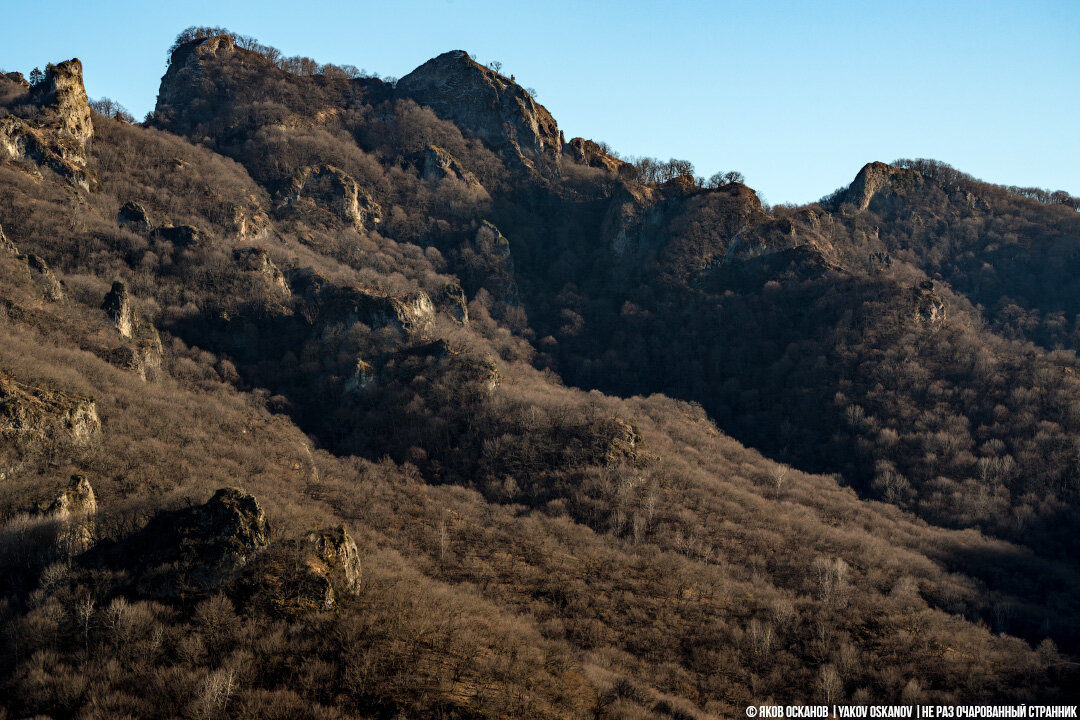 Даже зимой кавказские горы по своему красивы