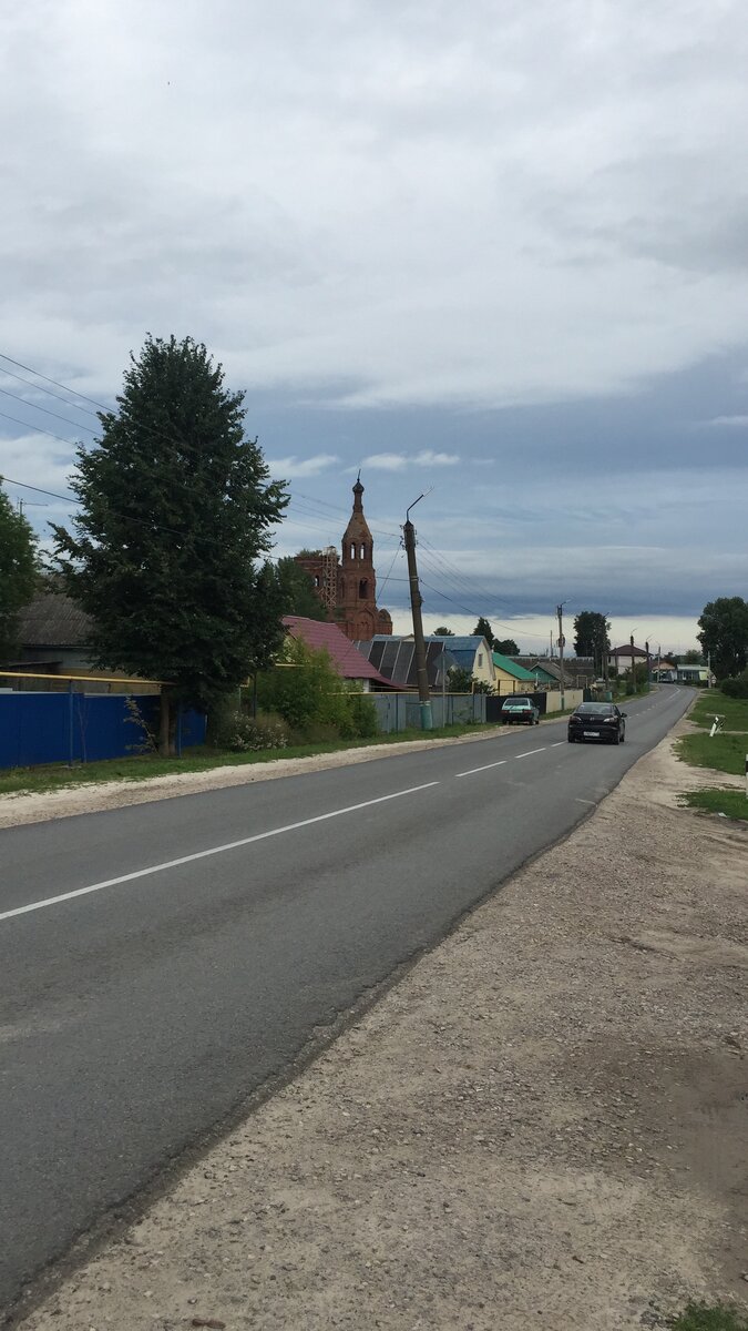 На фоне старая недостроенная церковь с. Ульяново 