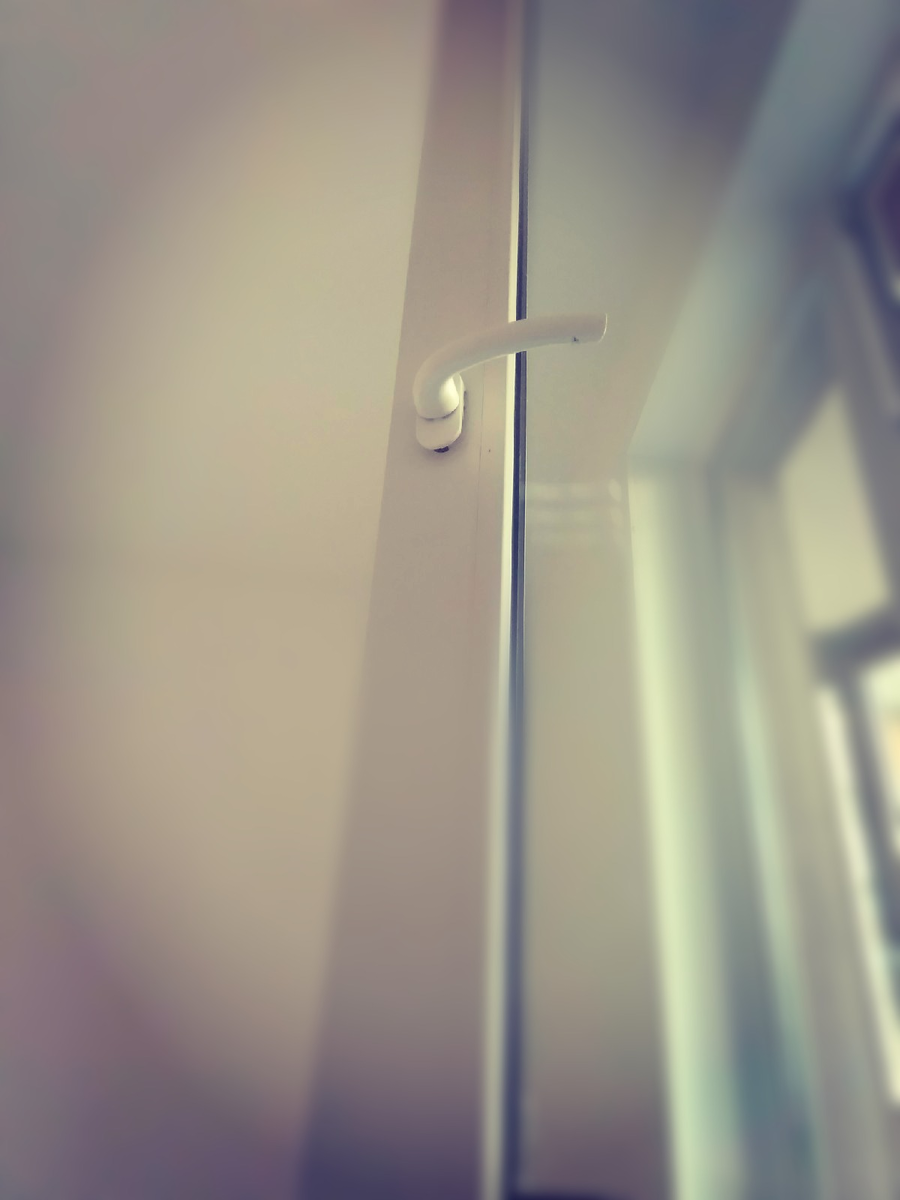 Кстати, познакомьтесь. Виновница всего. Смысл был в том, что она работала неисправно: плохо держалась и не получалось фиксировать дверь в нужном положении. 13 дней дверь балкона была открыта