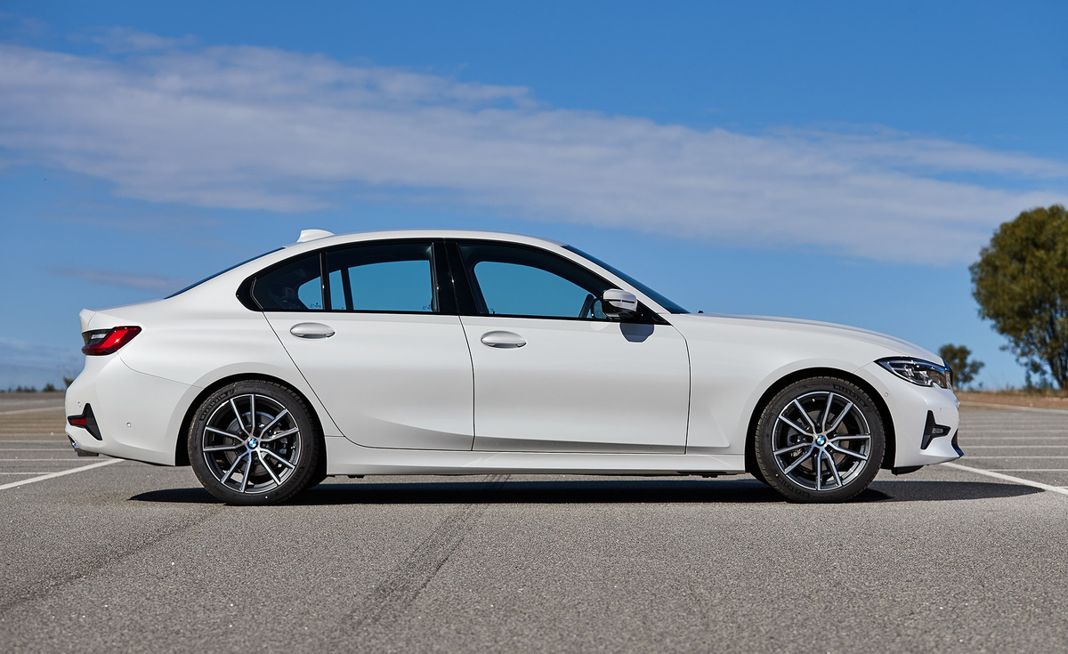 BMW придерживается своей линии на протяжении десятилетий, короткий передний свес, длинный капот и разрезанное боковое окошко