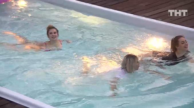 В белой майке - мать Рапы. Есть ли на ней нижняя чать гардероба - вот в чём вопрос. 