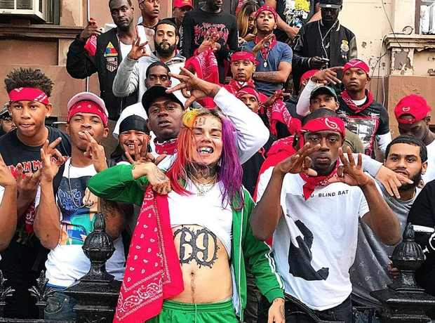 Tekashi69 в окружении представителей группировки Bloods