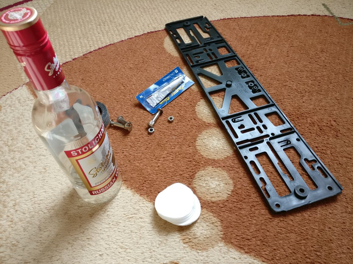  Если продавец с покупателем находятся и живут в одном регионе, то для продажи автомобиля будет необходим только лишь договор купли-продажи и при продаже авто можно оставить номера. После оформления договора купли-продажи, старый владелец отдает новому автомобиль со свидетельством о регистрации транспортного средства и паспортом транспортного средства. При этом при продаже происходит сохранение номера автомобиля. После получения новых документов уже новому владельцу нужно обратиться в автомобильную инспекцию, чтобы перерегистрировать автомобиль на свое имя. При заполнении заявления вам необходимо уточнить, что вы желаете оставить старые номера, причем можно продать и машину с красивым и эксклюзивным номером. После подачи заявления инспектор проводит осмотр автомобиля и если с ним все в порядке, то ваше заявление о перерегистрации принимается. После этого необходимо подождать некоторое время, после чего управление выдаст вам документы уже на ваше имя. При этом вы сэкономите деньги на покупке новых номеров. Однако определенную пошлину за проведения регистрации придется оплатить.