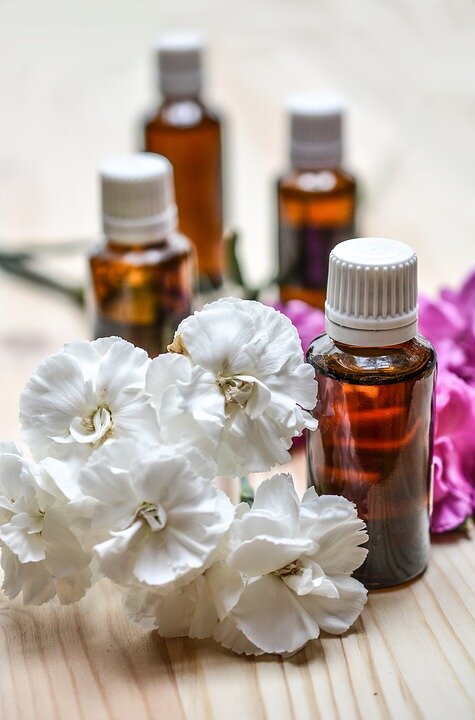 https://cdn.pixabay.com/photo/2016/06/03/16/03/essential-oils-1433693_960_720.jp