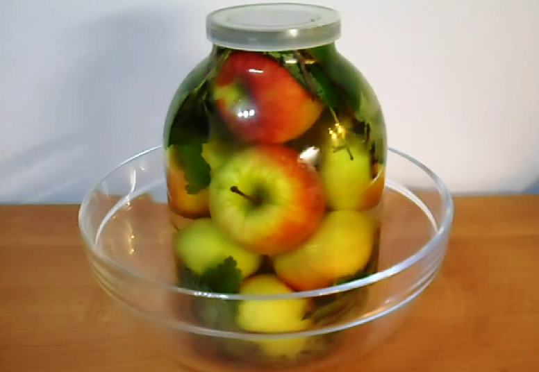 Хрустящие квашеные яблоки в трехлитровой банке - лучшая закуска и десерт всех времен