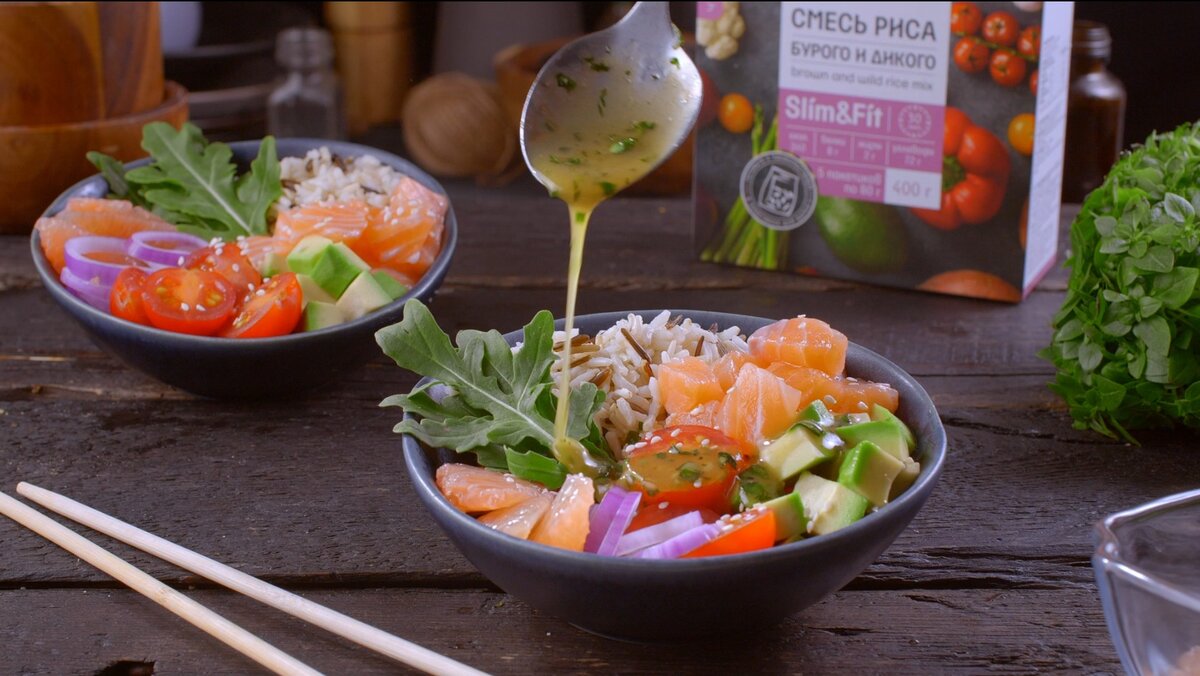 Будда-боул с лососем, миксом риса и томатами черри