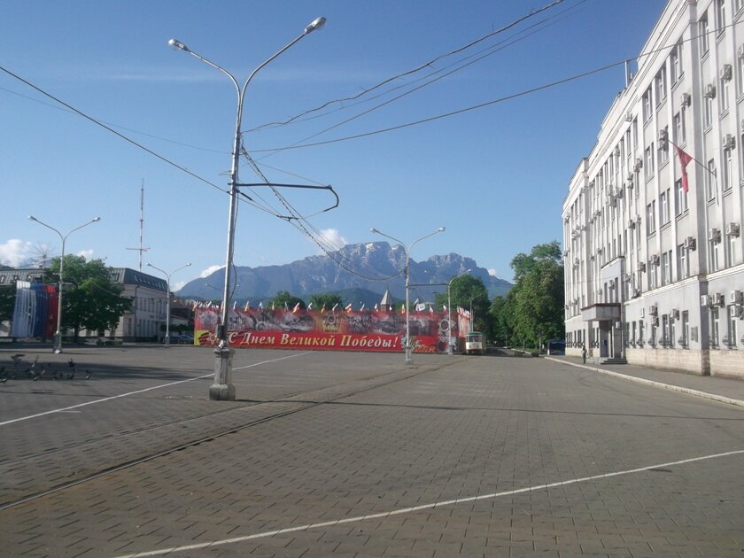 Площадь свободы владикавказ. Кинотеатр октябрь Владикавказ. Центральная площадь Владикавказа.