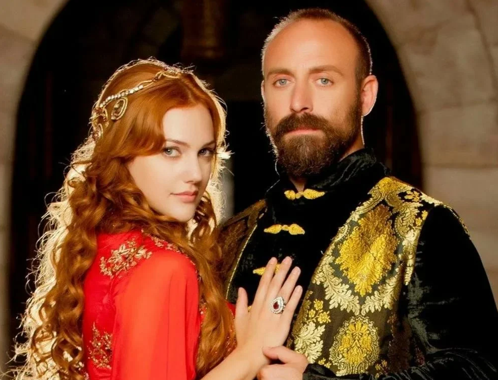 Мерьем Узерли и Халит Эргенч в ролях Роксоланы и Сулеймана в сериале "Великолепный век". Источник: Яндекс-картинки.