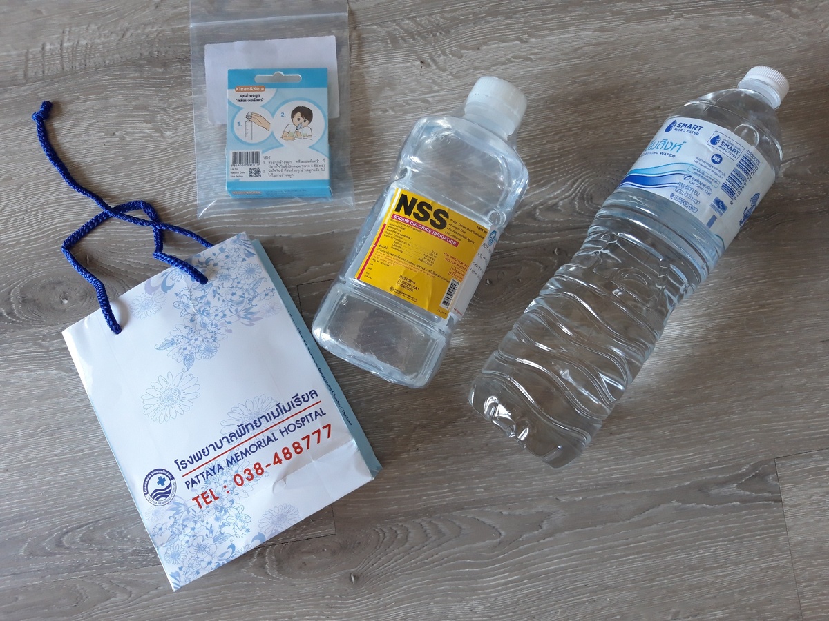 1.5 литровую бутылку воды положила для понимания, какую огромную упаковку физраствора нам выдали! Мне кажется, в таком объёме ребёнка можно искупать целиком! :) Фото автора. 