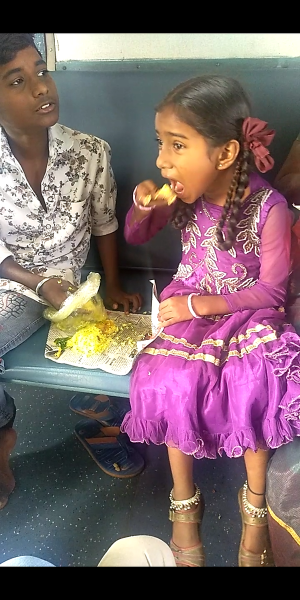 Почему индийцы едят руками, если человечество уже давно придумало ложки ...