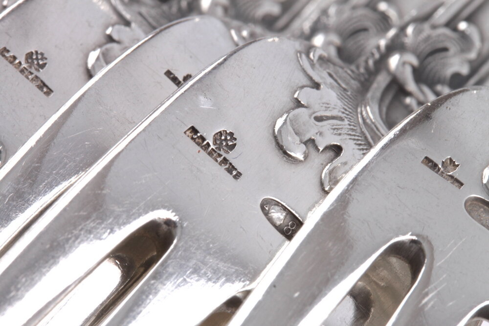 Клеймо фирмы Карла Фаберже. Российская империя, Москва, 1908-1917 гг. Голова женщины в кокошнике смотрит вправо (период 1908-1917 гг), слева от головы - греческая буква Дельта  - клеймо Москвы.