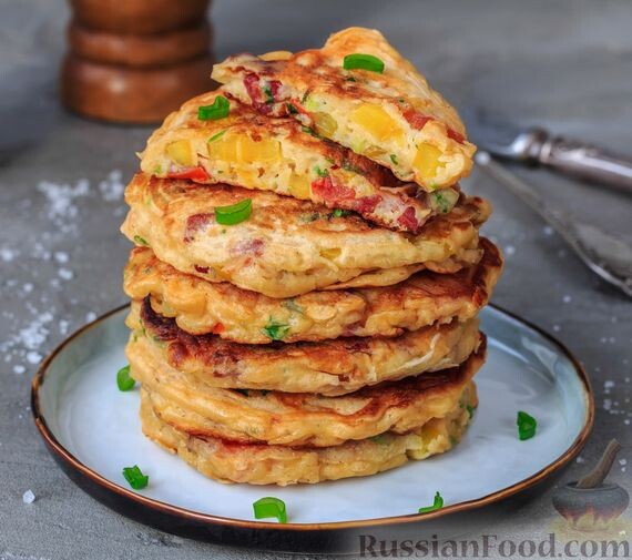 кефир, перец сладкий, помидоры, колбаса сырокопченая, сыр твёрдый, мука пшеничная, яйца, лук зелёный, зелень петрушки, сахар, сода, соль, перец чёрный молотый, масло растительное