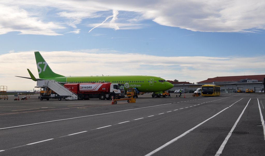 Я ж говорю - Небо )  Кто подписан на инстаграм Аэропортов Юга и Ирины может видеть время от времени сториз c этого места. Сам не раз их смотрел, а теперь ступаю там своими ногами. Мы застали 4 борта на перроне, готовящиеся к вылету.   