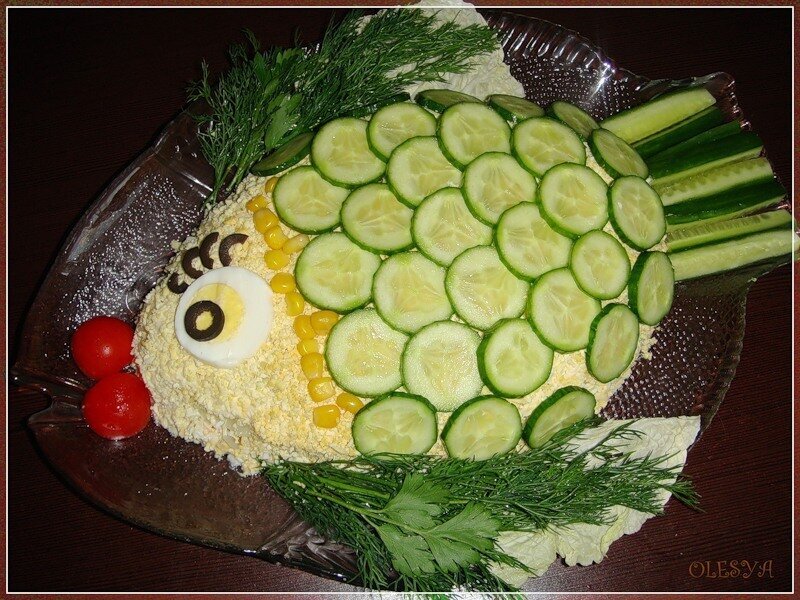 Не знаю  какой салат внутри,  возможно это оливье))) в оформлении : свежий огурец, кукуруза,  вареное яйцо,  маслины, помидор,  зелень укропа.