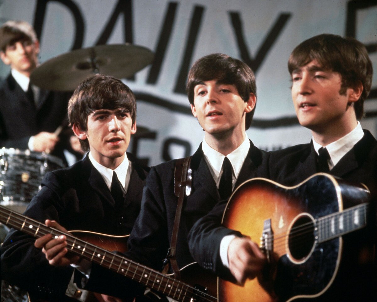 Битлз достигли популярности в Англии, почти в один и тот же год, 1962-й. 