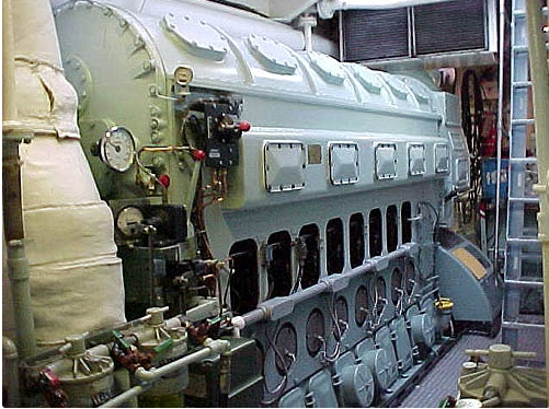 Это фото другой модели дизеля, но оно дает представление о технологических лючках и их крышках