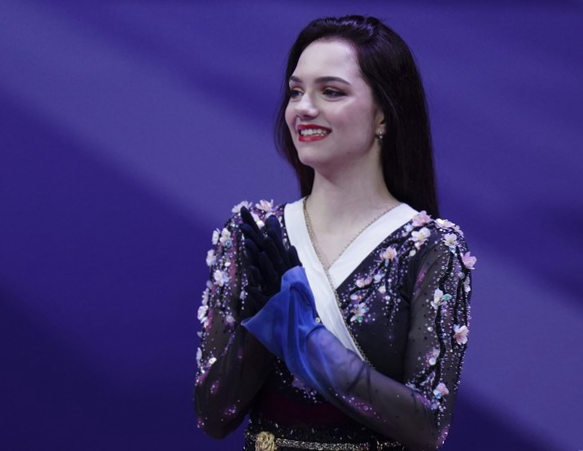 Для Евгении Медведевой болельщики организовали сюрприз в честь дня рождения. Встретив её в Москве ей были подарены букеты цветов, а также был дан фейерверк...