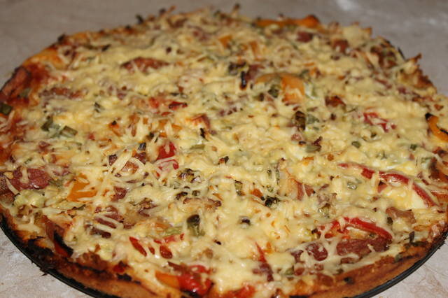 Рецепт пиццы на сковороде на дрожжах. Пицца из батона на сковороде. Пицца на батоне на сковороде. Ленивая пицца на батоне. Домашняя пицца на батоне.