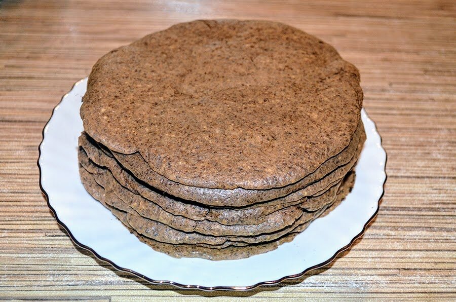 круассан с лососем и авокадо.