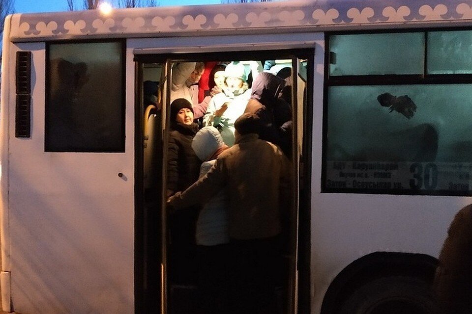 Обычная ситуация по утрам в общественном транспорте.