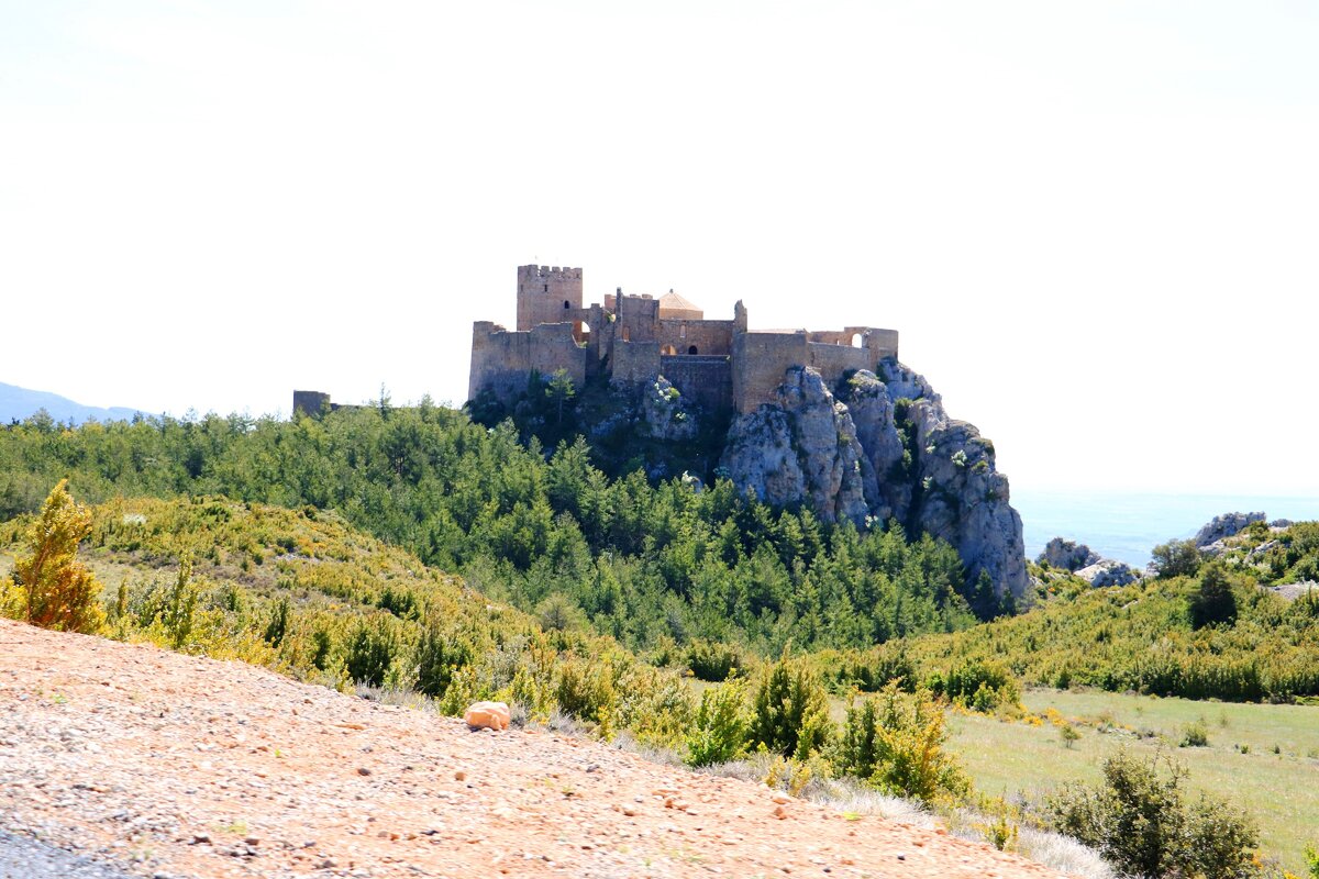 Замок Лоаррэ  регион Арагон  на подъезде к нему. Фото из личного архива.