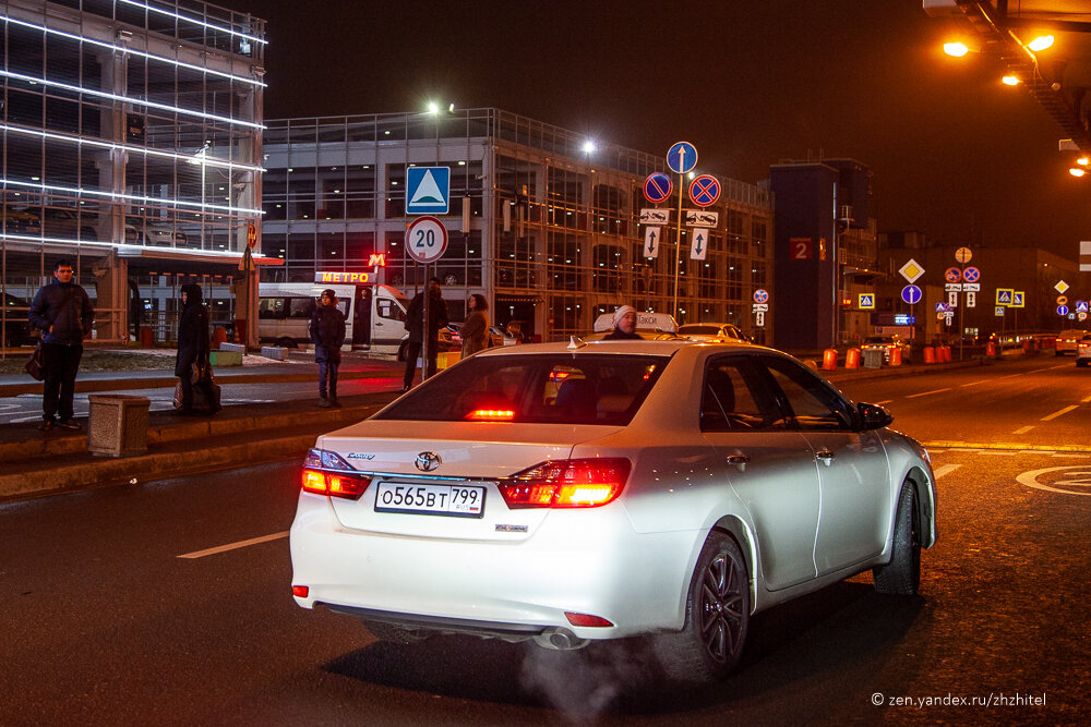 Напротив выхода из аэровокзала между паркингами светится буква М