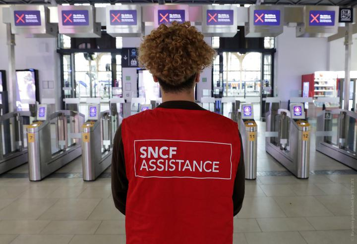 Работник железнодорожной компании SNCF стоит на станции в Ницце, чтобы помочь пассажирам на время забастовок и отмены рейсов.