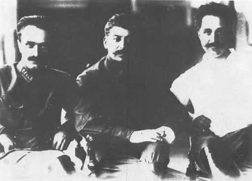 Микоян (слева), Сталин и Орджоникидзе (справа)