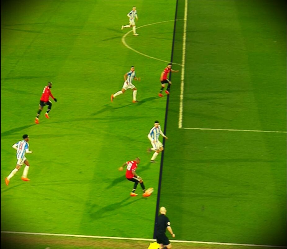 Определение офсайда по линии. С внедрением системы VAR, боковые судьи постепенно превращаются в статистов.