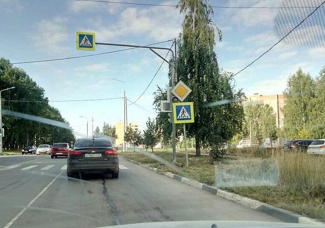 из-за знаков не видно светофора