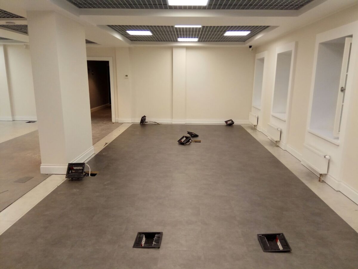 Укладка виниловой плитки специалистами компании "Пол и Холл"