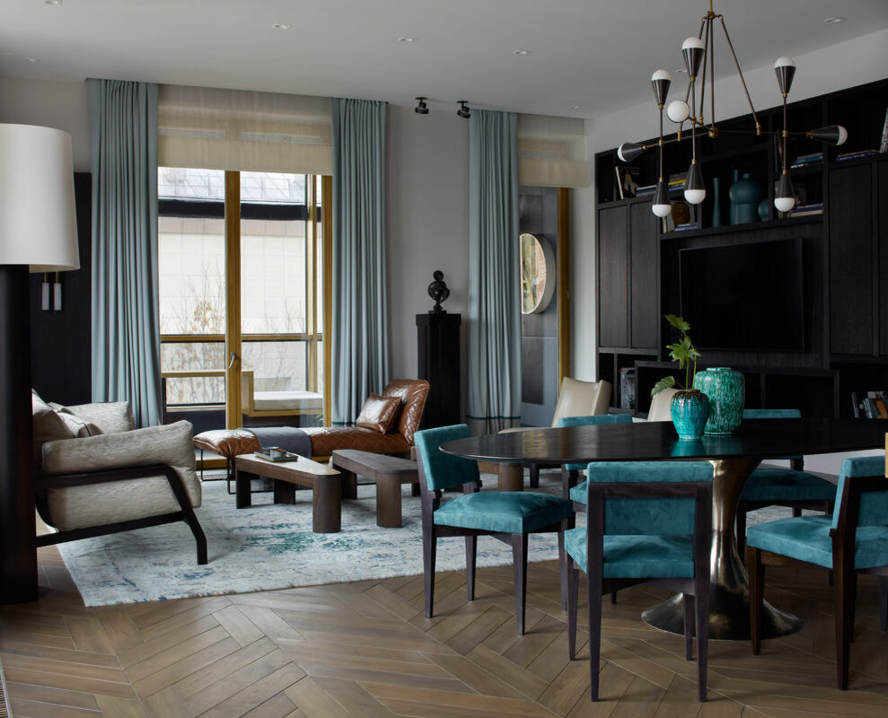 Гостиная. Стеллаж, Attribute; диван, Cassina; рыжая лежанка, Piet Boon; на постаменте скульптура, купленная в Ницце; торшер и кресла, Liaigre.