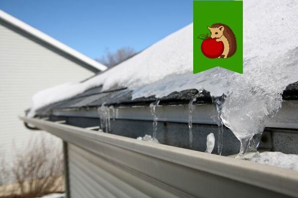 Что сделать, чтобы снег и лед с крыши дома не сломал водосток: 6 простых способов