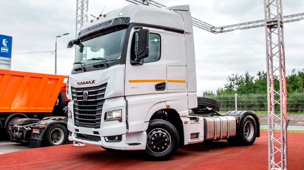 На фото он кажется небольшим