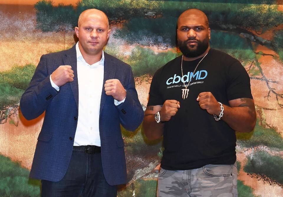 Куинтон Джексон: “Я натурал, но думал о Федоре даже во время секса”  Бывший чемпион UFC Куинтон Джексон (38-13) устроил настоящее стендап-шоу вместо интервью перед боем с Федором Емельяненко (38-6). 
О встрече с Федором: “Я скажу вам кое-что, что пытался донести до вас годами. Во мне как бы живут два человека, и для меня было трудно подготовиться к этому бою психологически, потому что вы, ребята, знаете, как я люблю вырубать людей.

Вся моя команда говорила: “Ты должен отправить его в нокаут!”. И с другой стороны, я, как фанат Федора, думаю, что меньше всего ему нужно оказаться в нокауте.

Но это не имеет значения, потому что когда я выйду в клетку, драться будет Рэмпейдж, а у него нет друзей. Мне вообще этот мудак не нравится, никто не любит Рэмпейджа, а он не любит никого.

Я прикольный, всех люблю и каждого уважаю, но Рэмпейджу насрать, ему просто нравится драться и все, плевать, кто будет напротив.

Даже до начала профессиональной карьеры у меня было больше тысячи боев, пока я рос, потому что у меня был двоюродный брат, земля ему пухом. Я рос в гетто, брат был на полгода младше меня, и мы дрались по 200 раз в год, мы выросли на боях.

Так было вплоть до тех пор, пока я не пошел в колледж. Тогда мне было 17 лет, я начал заниматься борьбой, и он уже не мог со мной справляться.

Там в гетто повсюду было бычье, я дрался со своим братом, дрался с ними. Так что у меня было больше тысячи боев, Рэмпейдж любит подраться. Куинтон – нет, я люблю, когда люди смеются, развлекать их – вот что мне нравится. Еще трахаться и играть в видеоигры, это ни для кого не секрет. Рэмпейдж не трахается и не играет в видеоигры, а только дерется”.

О том, считает ли этот матч особенным: “Это особый момент в истории ММА, что бы там ни говорили скептики – мол, два старика будут драться. Настоящие фанаты ММА только выиграют от этого поединка, потому что здесь не будет проигравших. Неважно, чью руку поднимут после, никто не проиграет.

Когда две легенды выходят на бой, занимаются своим любимым делом и устраивают шоу, фанаты выигрывают. Так что да, мы оба можем считать это ничьей, оба сможем поднять руки.

Иногда я побеждаю, иногда проигрываю. Хочу победить, потому что это День рождения моей дочери, и я знаю, что Федор хочет победить, потому что это День рождения его дочери, у нас одна мотивация, это воля против воли – кто упадет в День рождения своей дочери?

Люди не знают, но в бою всегда за спиной голос, который говорит тебе: “Ага, ты сдался, загнал себя в плохое положение, чтобы сдаться, чтобы тебя задушили, потому что ты чертовски устал, тебе надрали зад, упал, тебя нокаутировали, теперь получишь за это денег”. Такое дерьмо всегда есть, но это День рождения твоей дочери, и она будет смотреть, а с другой стороны – День рождения дочери оппонента!

И ты такой думаешь: “Черт возьми, да мы же трахались примерно в одно время!”. То есть, я хотел сказать, думаешь: “Чья воля будет крепче?”.

Да, мы с Федором делали детей одновременно на разных концах света, и я пытаюсь представить себе, совал ли он при этом большой палец ей в задницу, как это делал я, или нет. Он такой же фрик, как и я?

На самом деле, я открыл для себя, что сам рушу свою сексуальную жизнь, потому что во время секса я думал только о Федоре (зал смеется). Думал: “Черт, неужели Федор прямо сейчас занимается сексом и думает обо мне?”. Но я все же натурал, я занимался этим с девушкой, но думал о том, занимается ли в это время сексом Федор.

Мне так и виделось его лицо без единой эмоции, в уродливом рождественском свитере, и как он по-собачьи пялит какую-то чику. Вот что творилось у меня в голове каждый раз, когда я занимался сексом. Ноль эмоций, смотрит прямо, даже не на ее затылок. Голый, в одном только свитере”.

О поединке в тяжелом весе: “Это хороший матч, потому что Федор – это первый настоящий тяжеловес, с которым я встречусь. Я никогда не дрался с тяжами. Я дрался с парнями, которые были больше или быстрее или могли побороть меня или переиграть благодаря плану, но Федор – настоящий тяжеловес, и это хорошее испытание для меня.

Думаю, он быстр, силен, хорош в партере, это очень и очень опасный соперник. Я встречу это испытание лицом к лицу, я подготовил кое-какие фишки очень хорошо, так что для меня это хороший матч”.