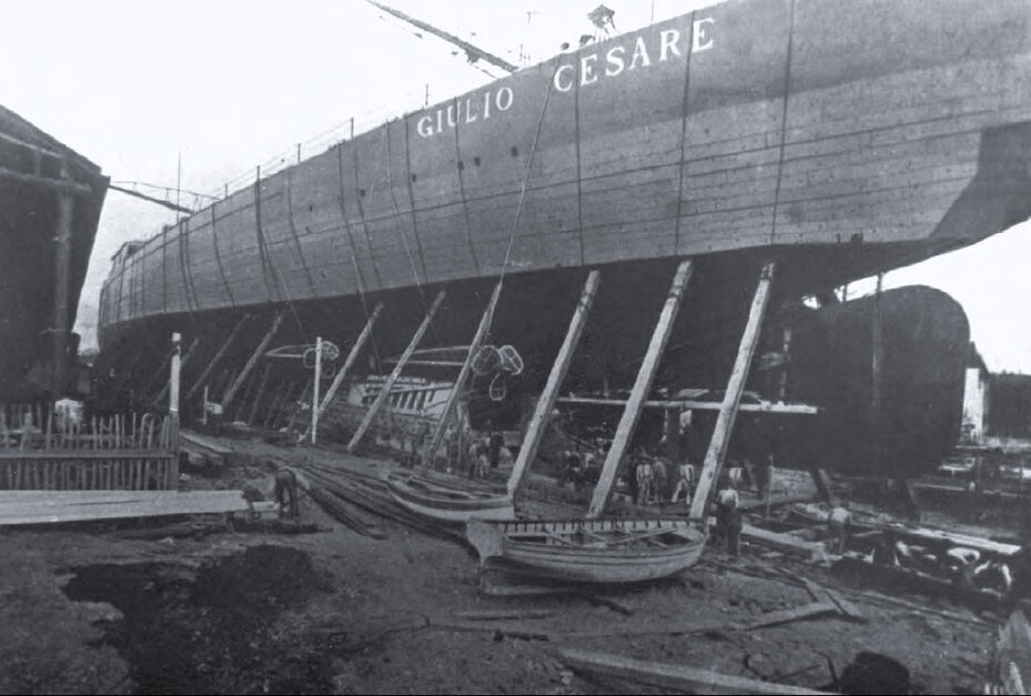 Дредноут «Джулио Чезаре» на стапеле, 1911 год.
Источник: Айзенберг Б. А., Костриченко В. В., Таламанов П. Н. «Эпитафия великой мечте». Харьков, 2007