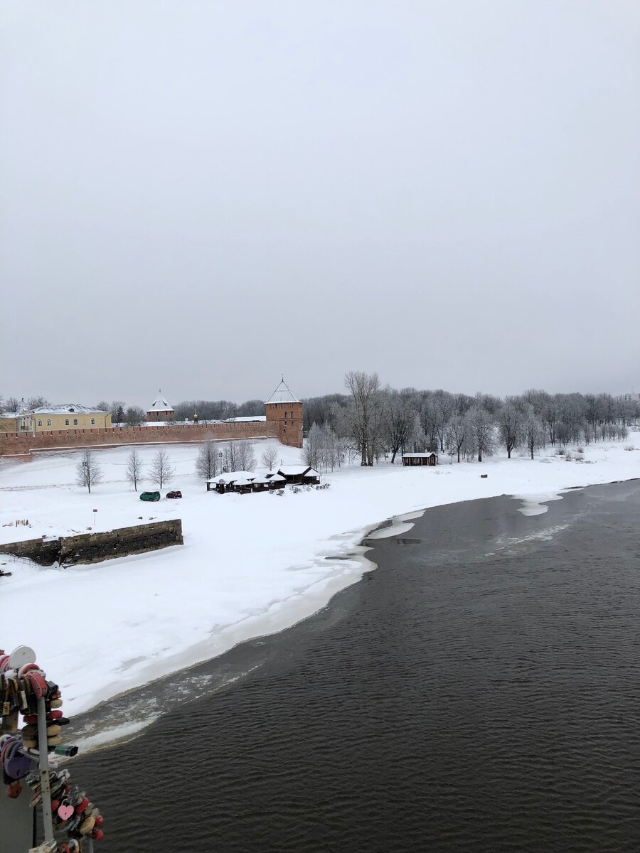 Вид с моста на Волхов и Детинец