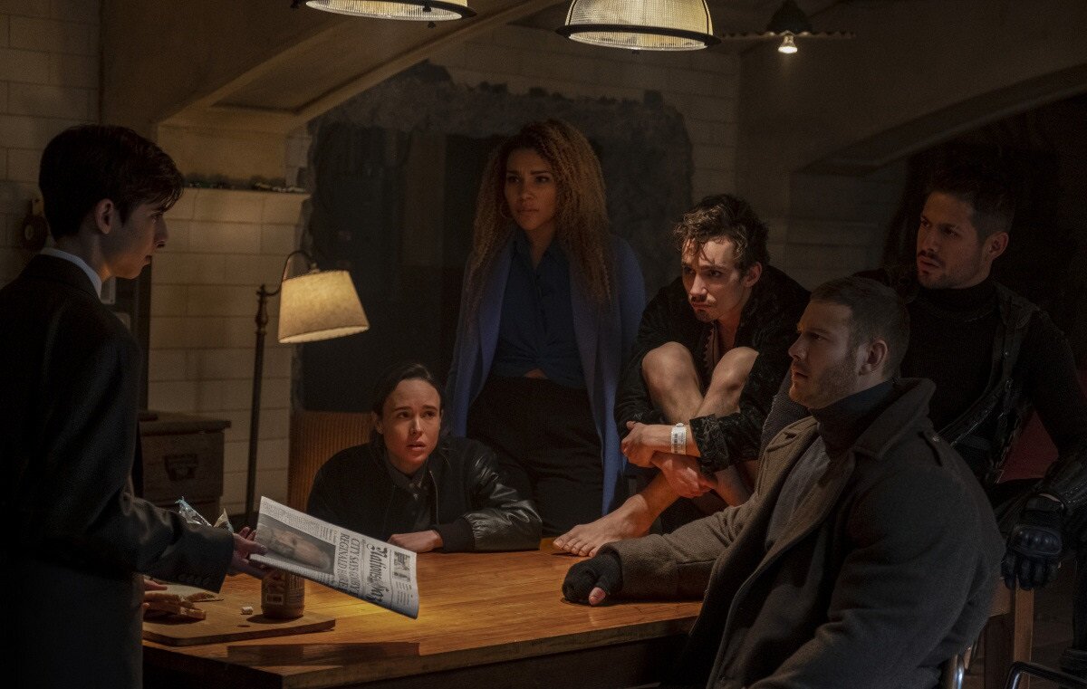 Кадр из сериала Академия "Амбрелла", на котором вы видите того самого Роберта Шиена. Нейтан, мы скучали