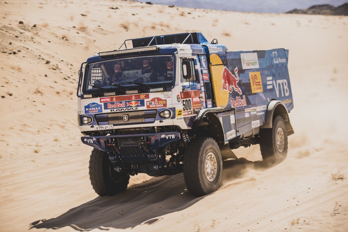    Вчера, 5 января, состоялся 1-й этап гонки Дакар (маршрут Джидда-Аль-Ваджх). Первым к финишу пришёл пилот Антон Шибалов из Синей Армады, машина его экипажа — под номером 516.-2