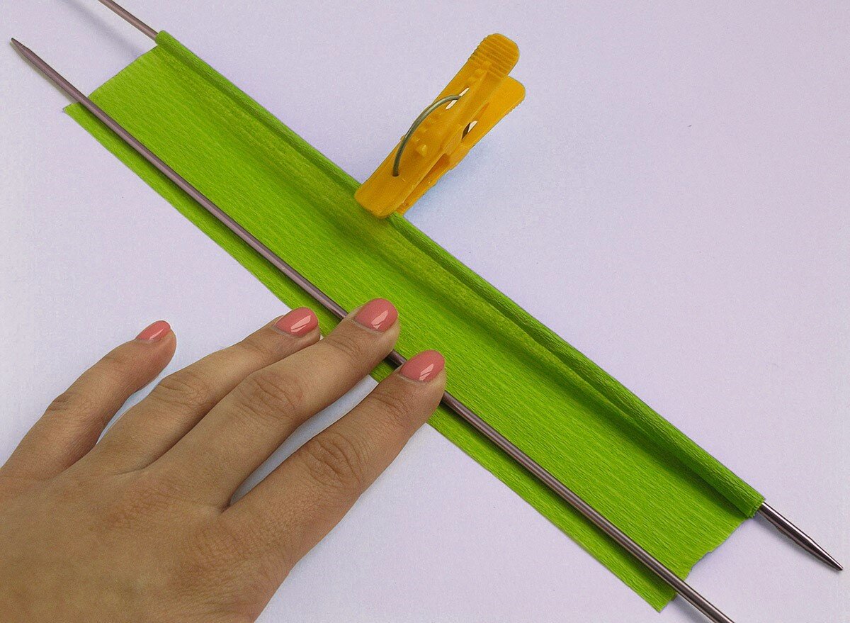 Скручивание газетных трубочек для начинающих пошагово. Корзина из коробки. Как сделать трубочку своими руками. Бумажные трубочки поделки. Трубочки из бумаги.