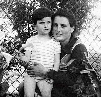 Диана в детстве с мамой