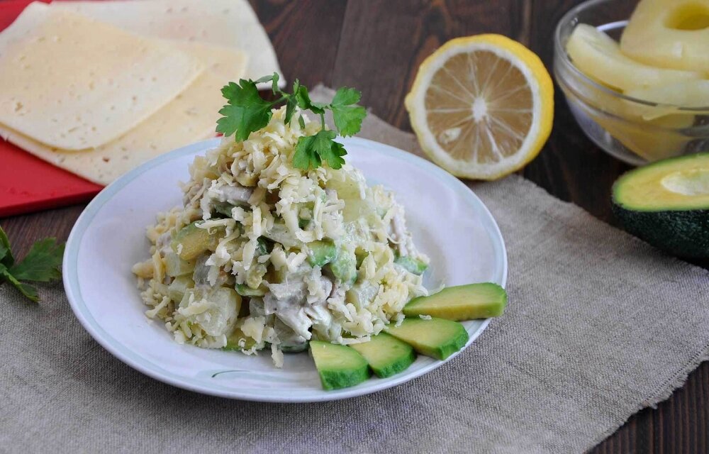 Калорийность салата с ананасами. Курица с ананасами и авокадо салат. Салат из ананаса и авокадо. Салат из авокадо и курицы и ананасами. Нежный салат с курицей и авокадо.