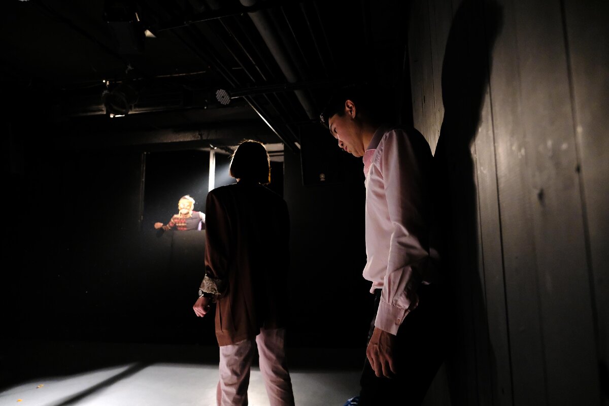 Спектакль «Все спокойно/Мен ояндым» в ARTиШОКе. Фото Хаято Мацумото