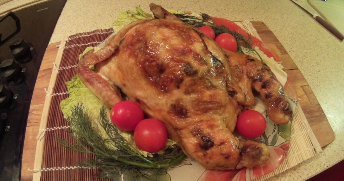 Курица фаршированная без костей. Как украсить курицу. Украсить курицу на блюде. Украшение запеченной курицы. Фаршированная курица без костей.