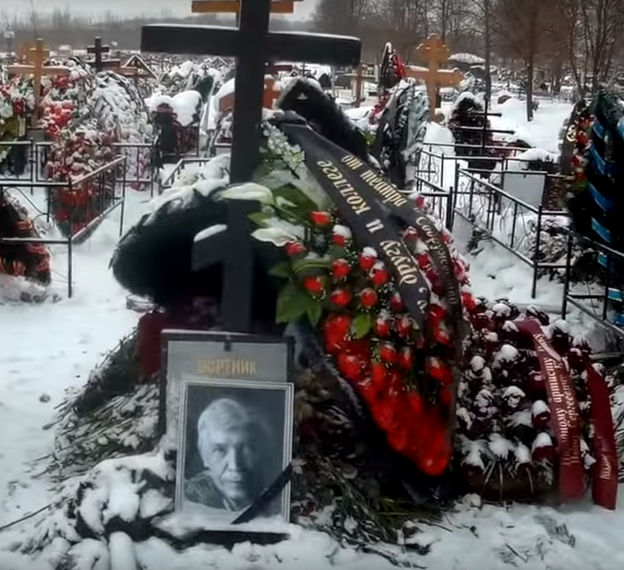 Ибрагимов похоронен. Могила Юрия Шатунова на Троекуровском кладбище. Ивана Бортника Троекуровское кладбище.