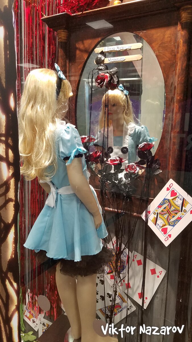 -Та ли это Алиса? 
- Едва ли.
﻿- Вот и я того же мнения...