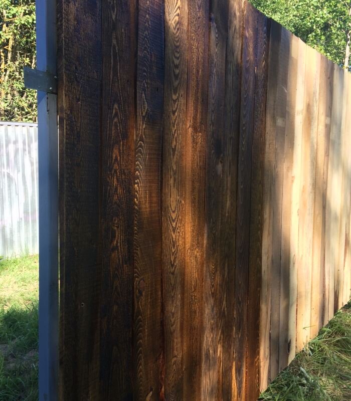 Обработка отработанным маслом. Окрашенный деревянный забор. Деревянный крашеный забор. Забор покрашенный отработкой. Пропитка отработкой забора.