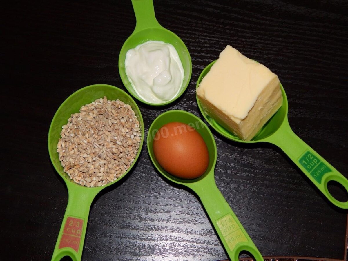 Готовим ингредиенты. Настоящий спас получится лишь в том случае, если не отходить от традиционного состава ингредиентов блюда. Но такие ингредиенты как мацони не всегда можно найти в магазине. Поэтому можно взять обычный жирный кефир. В этом случае количество воды нужно уменьшить в два раза. Пшеницу также можно заменить по желанию булгуром или кус-кусом.