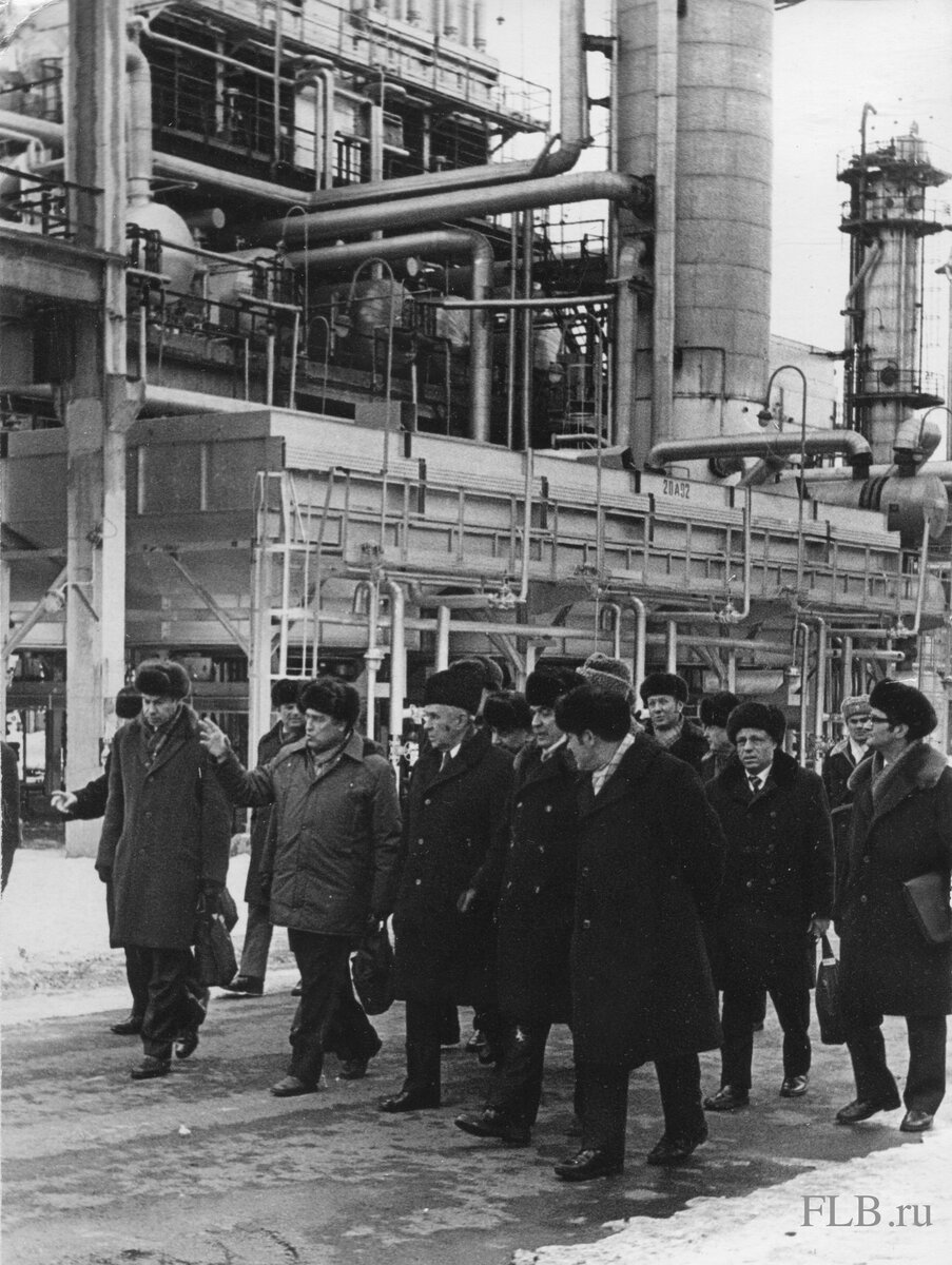 Член Политбюро ЦК КПСС Алексей Косыгин (в центре) на Оренбургском нефтеперерабатывающем заводе. Виктор Черномырдин - слева. 1975 г.
