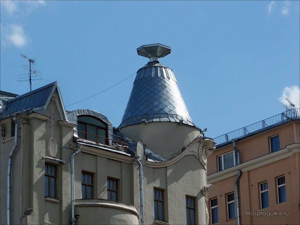 Дом под рюмкой.Остоженка 3/14.Находится совсем рядом с Храмом Христа Спасителя.